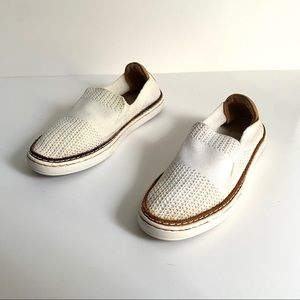 UGG Sammy Light weight Breathable Knit Women’s White & Tan Slip-On Shoes Size 5